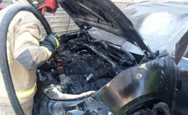 Pompierii din capitală au intervenit pentru a lichida flăcările ce au cuprins un automobil 