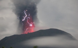 Зрелищное извержение вулкана в Индонезии