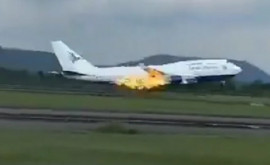 Двигатель пассажирского самолета загорелся в полете 