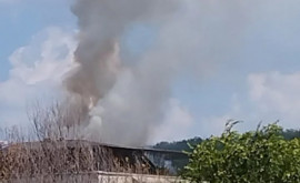Incendiu puternic în capitală A luat foc mansarda unui bloc de locuit 