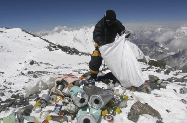 În pas cu timpul Cum va îndepărta Nepalul gunoaiele de pe Everest