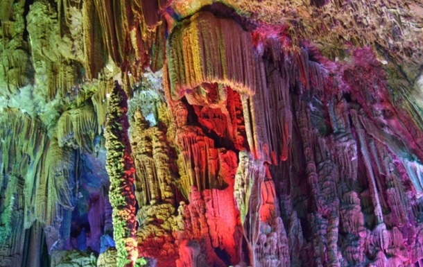 Un chinez a spart stalagmite cu o vechime de 3 mii de ani