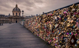 Lacătele iubirii din Paris vor fi vîndute în scop caritabil