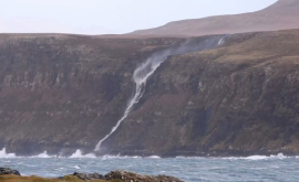 O cascada scoțiană a început să curgă de jos în sus VIDEO