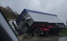 Серьезное ДТП в Чимишлии Фура с прицепом съехала с дороги в канаву ФОТО