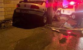 Автомобиль застрял между забором и столбом полиция разыскивает водителя ФОТО