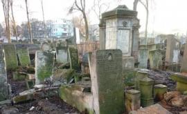 Вандалов осквернивших могилы на столичном кладбище ищет полиция