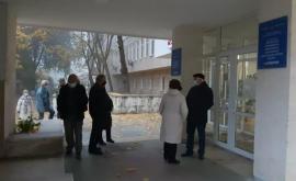 Cozi la secțiile de votare în Chișinău Oamenii au venit săși exprime dreptul la vot FOTO