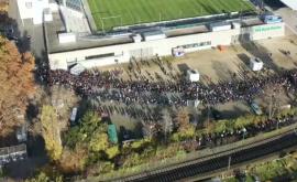 Mare imensă de moldoveni în apropierea secție de votare din Frankfurt