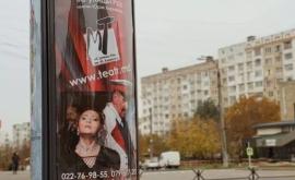Pe străzile Chișinăului au apărut din nou standuri teatrale