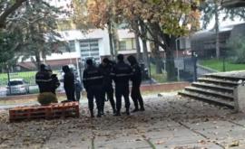 Zeci de polițiști și carabinieri lîngă Parlament