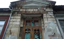 Какие тайны хранит старинная дверь дома в центре Кишинёва ФОТО