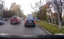 Moment periculos în trafic Un copil a coborît din mașină în mijlocul străzii VIDEO