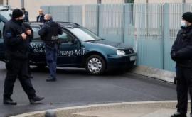 O mașină a intrat în poarta de la sediul cabinetului cancelarului Angela Merkel