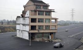În China a fost construită o autostradă în jurul unei case
