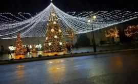 Праздничная атмосфера в Единцах Как выглядит украшенная елка