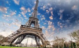O secțiune a scării originale a Turnului Eiffel a fost adjudecată la aproape 275000 de euro