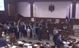 Deputații PAS și ai Platformei DA au blocat tribuna Parlamentului