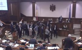 Haos la Parlament Încercările de a prezenta legea bugetului zădărnicite de protestul opoziției