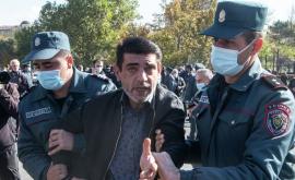 În Erevan au început încăierări între poliție și protestatari