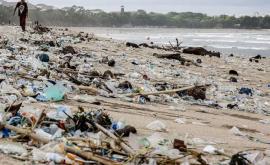 Plajele din Bali sînt acoperite de tone de deșeuri din plastic