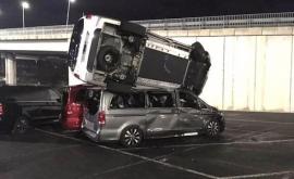 Уволенный сотрудник завода Mercedes разбил 69 люксовых автомобилей при помощи экскаватора