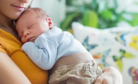 Cîteva motive pentru ați ține bebelușul în brațe