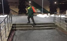 Serviciile Primăriei au intervenit pentru a combate ghețușul de pe trotuare