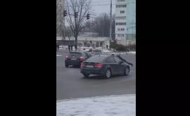 Activiștii StopHam Moldova luați de un șofer pe capota mașinii