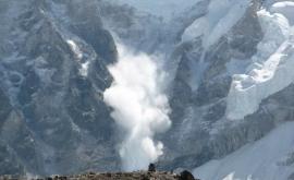 Momentul în care un grup de turiști a fost acoperit de avalanșă filmat