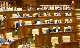 Deputații ar putea fi puși să depună jurămîntul în fața plenului Parlamentului