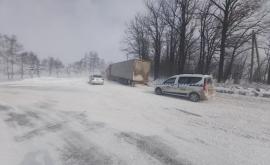 Două camioane au rămas blocate în omăt în sudul țării