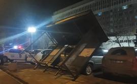 Reacția Primăriei capitalei la incidentul cu stația care sa prăbușit peste automobile