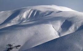 Din cauza ninsorilor în munții Carpați ar putea avea loc avalanșe