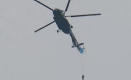 Un salt care putea fi fatal Parașuta unui militar sa agățat de elicopter la 2000 de metri altitudine