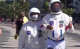 Почему двое бразильцев вышли на прогулку по набережной в скафандрах астронавтов