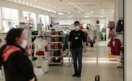 В Греции возобновят работу промтоварные магазины