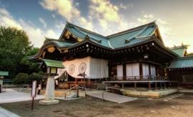 Премьерминистр Японии сделал ритуальное подношение храму Ясукуни