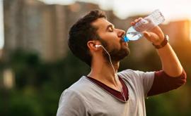 10 motive pentru care ar trebui să bem mai multă apă