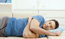 Кардиолог развенчал миф об опасности спать на левом боку