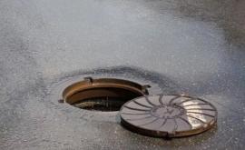В Кишиневе продолжают пропадать крышки канализационных люков
