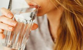 Beți doi litri de apă pe zi Sar putea să vă faceți mai mult rău decât bine