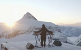 DJul francez Teho a susţinut un recital inedit în vârful unui masiv din Alpii elveţieni