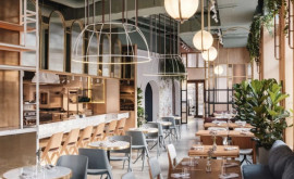 Anglia deschide puburile cafenelele şi restaurantele în interior 
