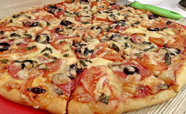 O familie întreagă a ajuns la spital după ce sa intoxicat cu pizza
