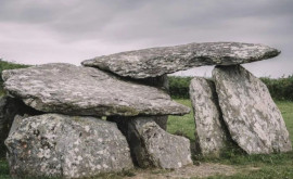 Un fermier irlandez a descoperit un mormînt antic neatins