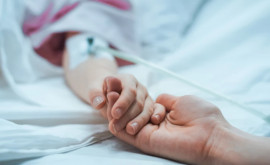 Un copil de 1 an internat la spital după ce o bucată de hîrtie ia ajuns în plămîni
