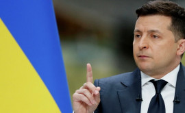 Зеленский поручил прекратить авиасообщение Украины с Беларусью
