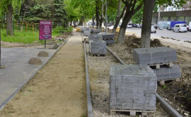 В столице полным ходом идет восстановление тротуара на улице Деляну ФОТО