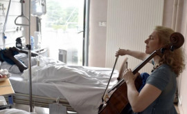 O violoncelistă cântă întrun centru de îngrijiri paliative de lîngă Paris pentru a alina durerea pacienţilor
